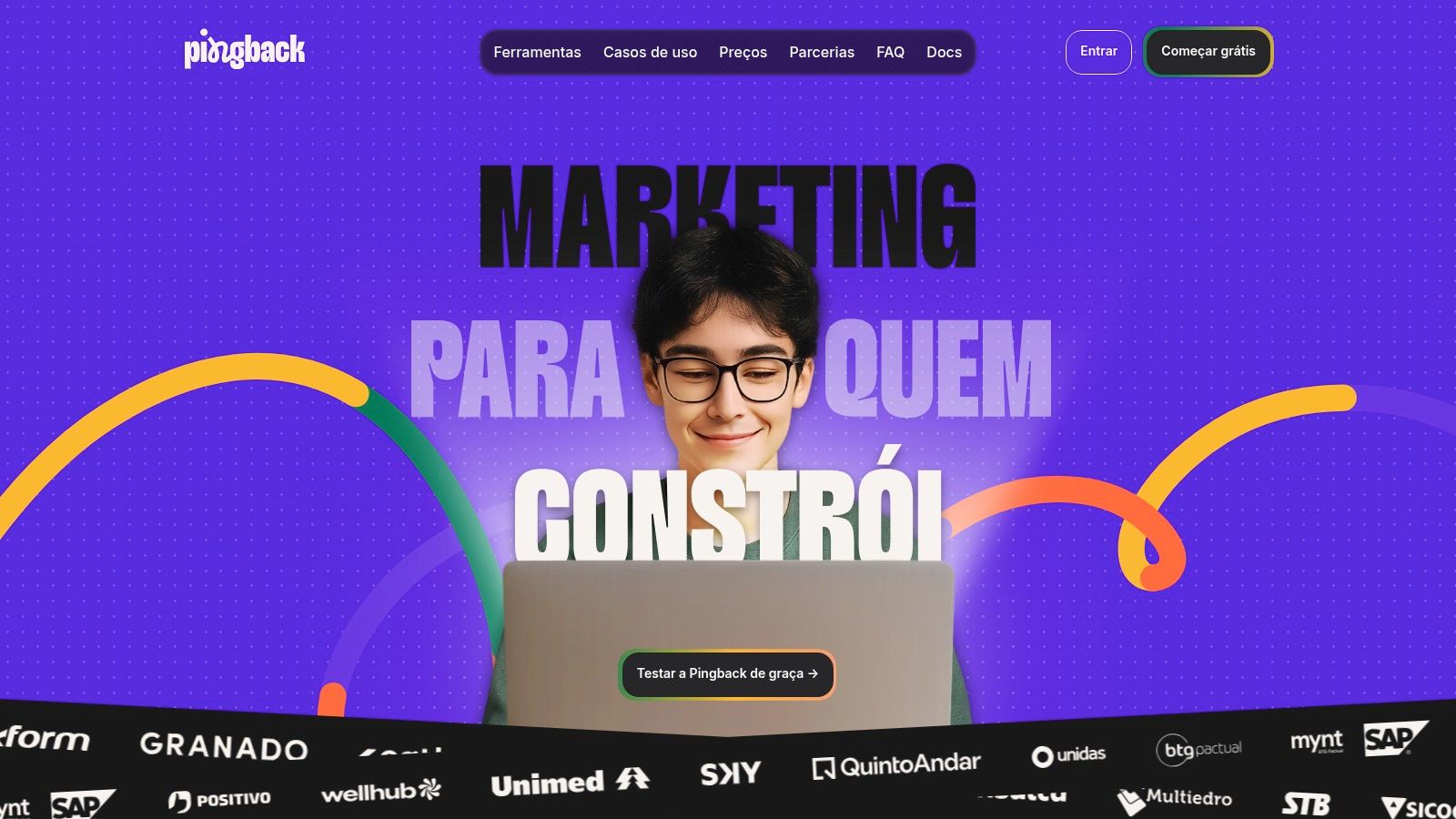 Interface do sistema CRM Pingback, mostrando um pipeline de vendas com oportunidades em diferentes estágios.