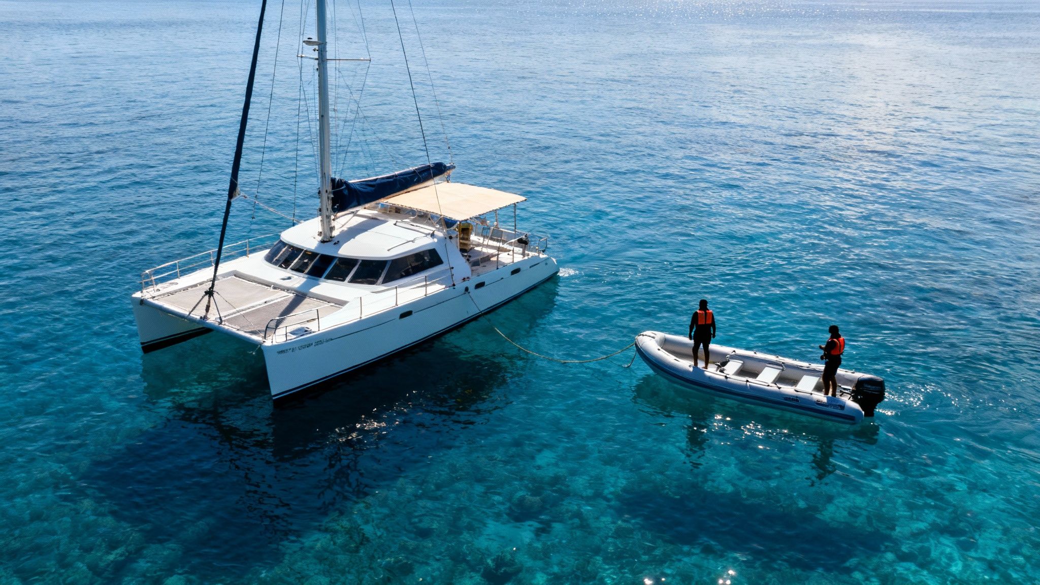 A snorkel tour boat anchored in the pristine, turquoise waters of Kealakekua Bay.