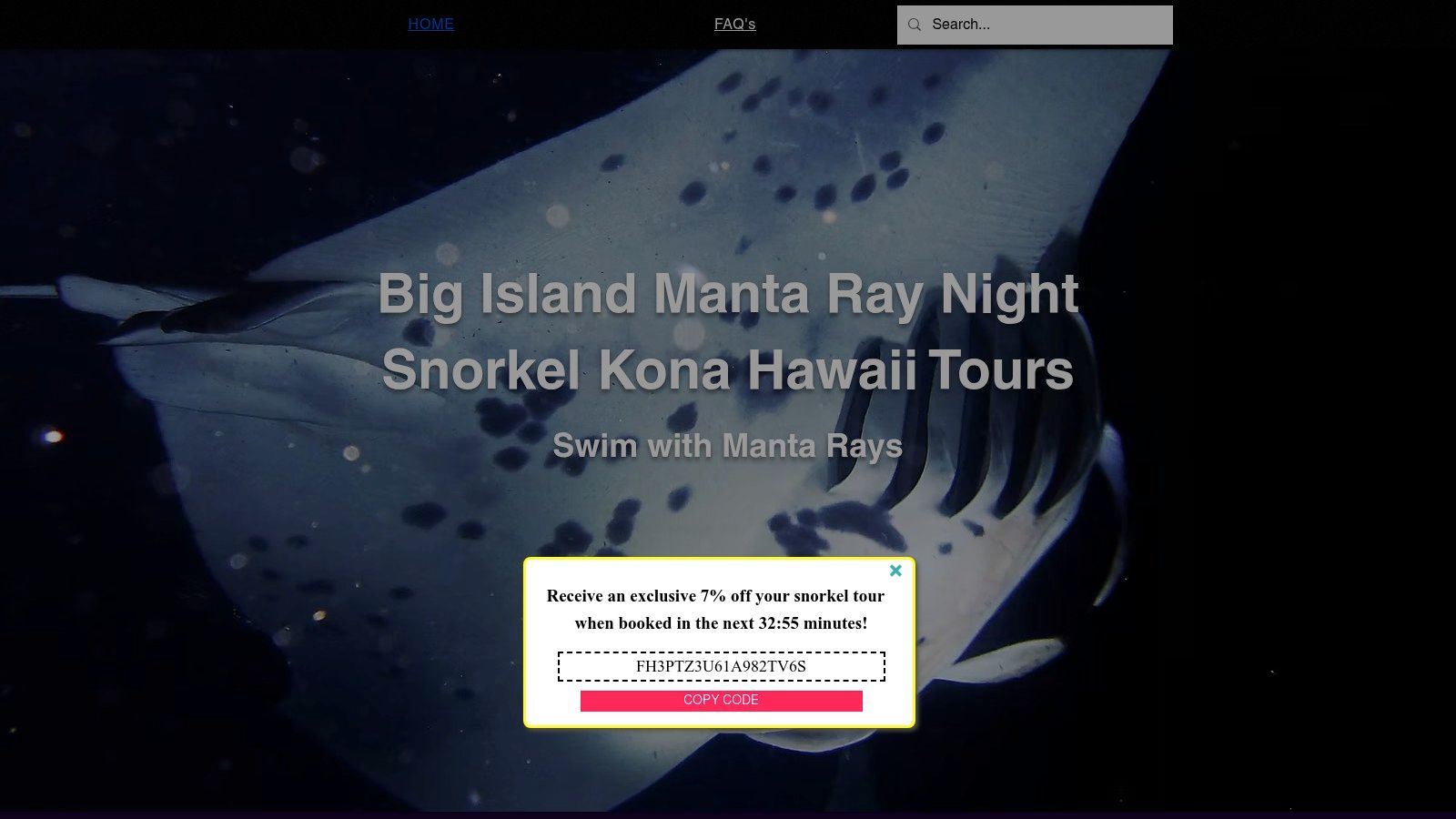 Manta ray swimming at night during a snorkel tour in Kona