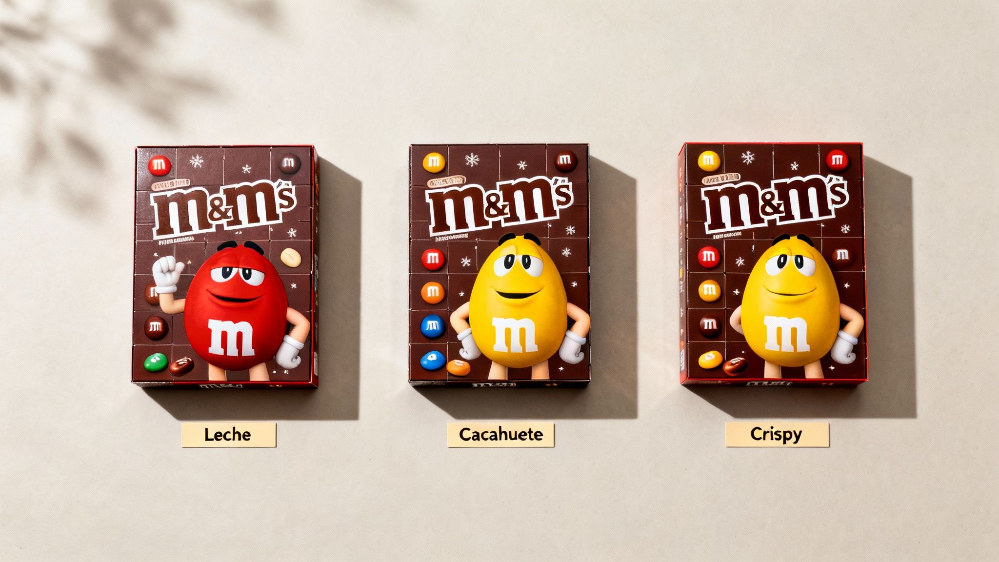 Tres calendarios de adviento de M&M's con personajes y sabores Leche, Cacahuete y Crispy en un fondo claro.
