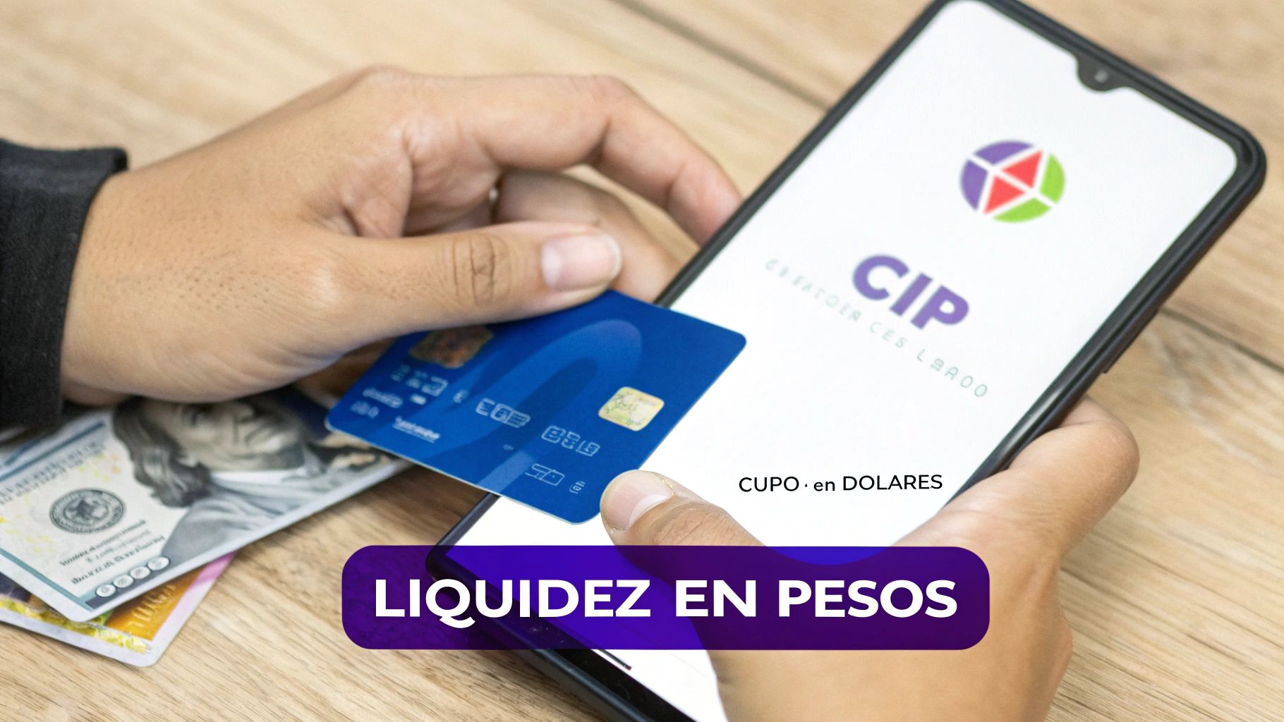 Manos sosteniendo un teléfono y tarjeta de crédito azul, con billetes de dólar, ofreciendo liquidez en pesos.
