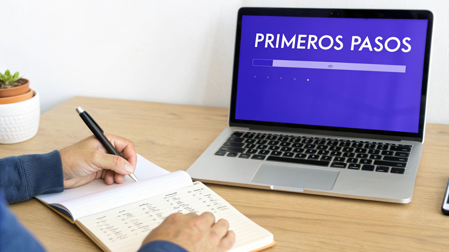 Una persona escribe en un cuaderno mientras mira una laptop con la frase 'PRIMEROS PASOS' y una barra de progreso.