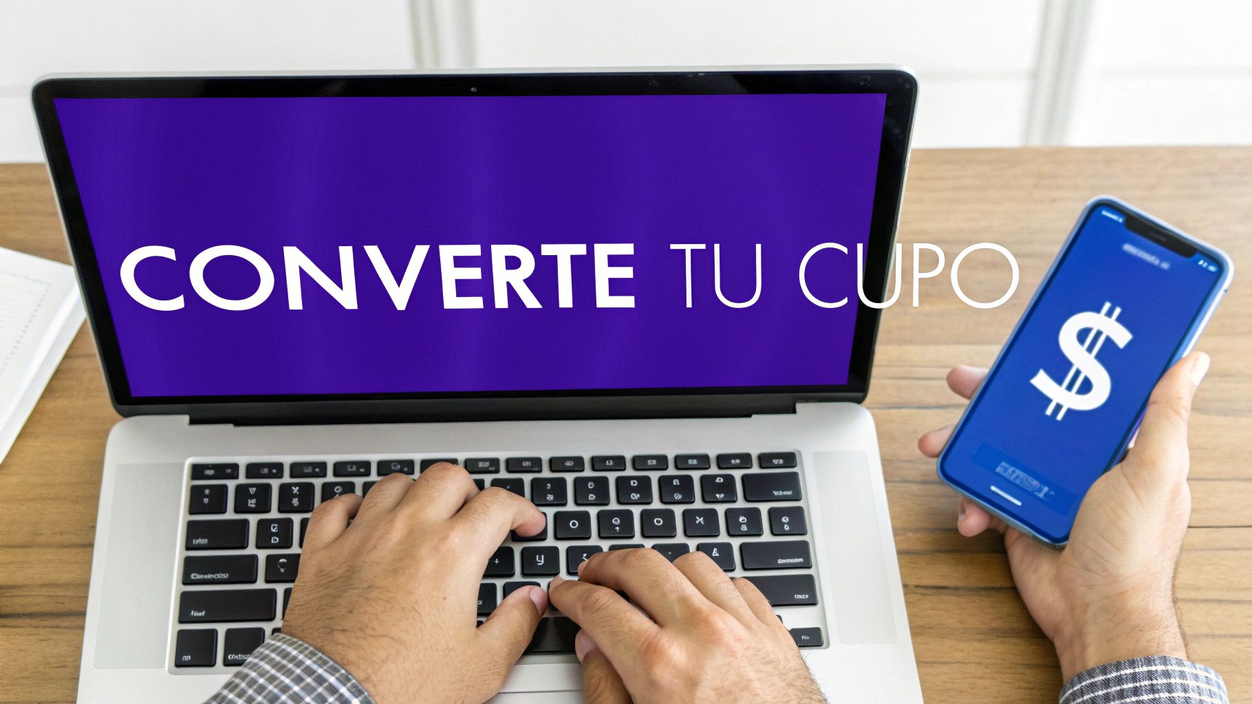 Persona convierte cupo de tarjeta de crédito a efectivo usando laptop y móvil con signo de dólar.