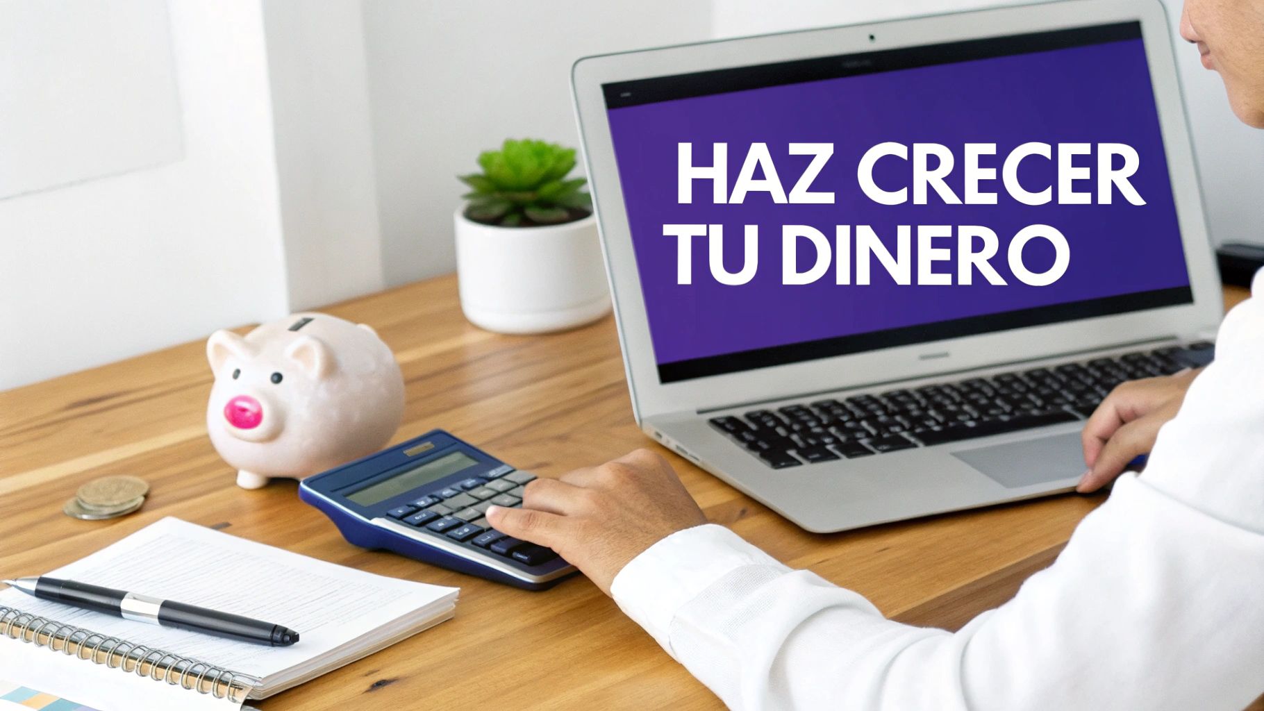 Persona usando calculadora y laptop con mensaje 'Haz crecer tu dinero' en un escritorio con alcancía.