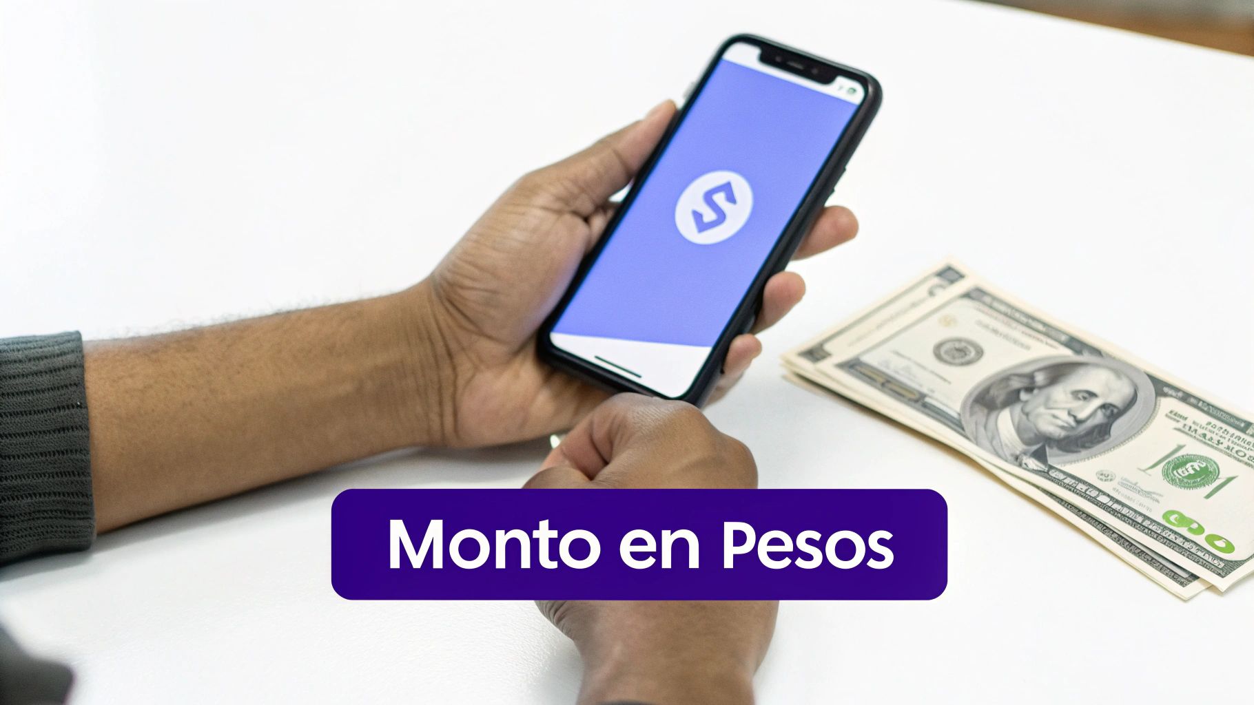 Manos sosteniendo un smartphone, billetes de dólar y texto 'Monto en Pesos', sugiriendo conversión de moneda.