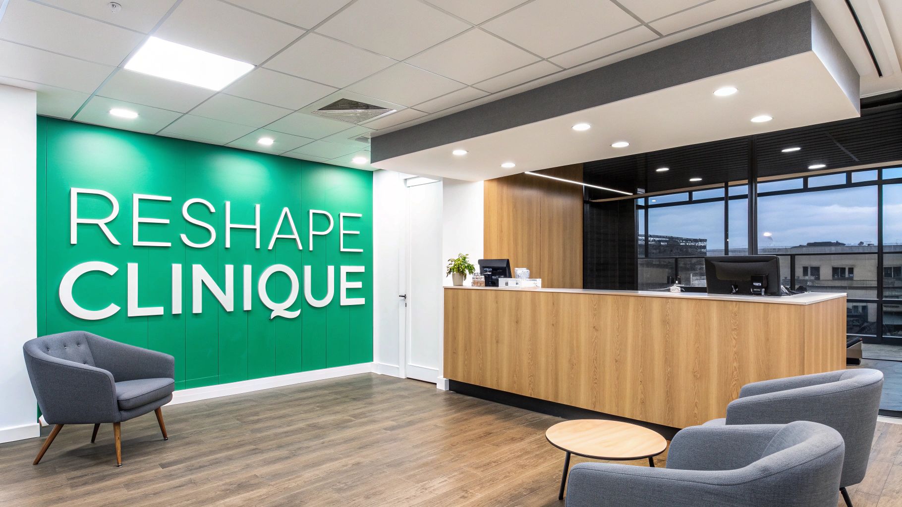 Ghid complet pentru tratament facial curatare în București 3 Recepție modernă și primitoare a unei clinici, cu perete verde vibrant, logo „RESHAPE CLINIQUE”, birou de lemn și zone de așteptare confortabile.