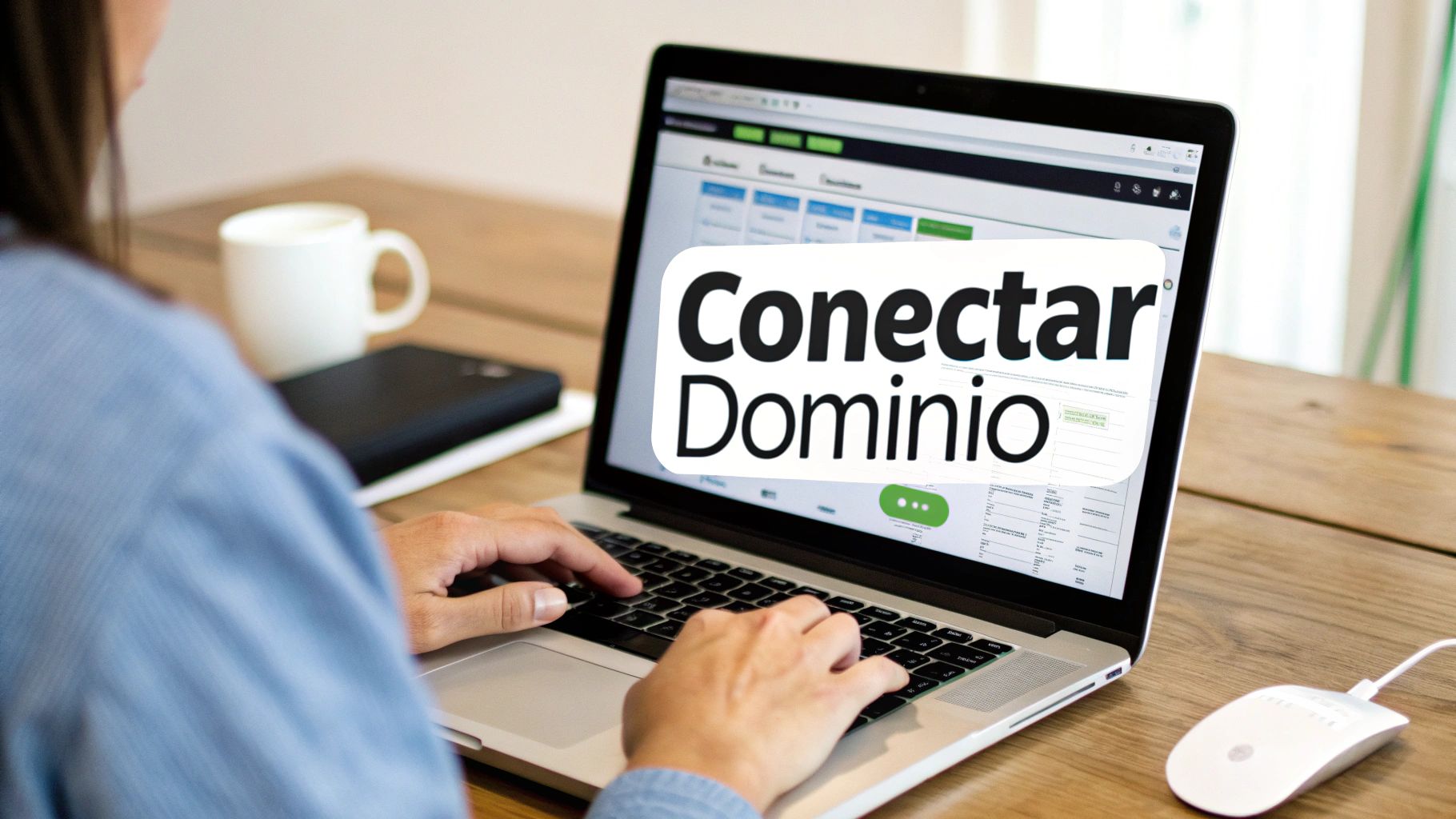 Persona conectando un dominio web en su laptop, con una taza de café en el escritorio.
