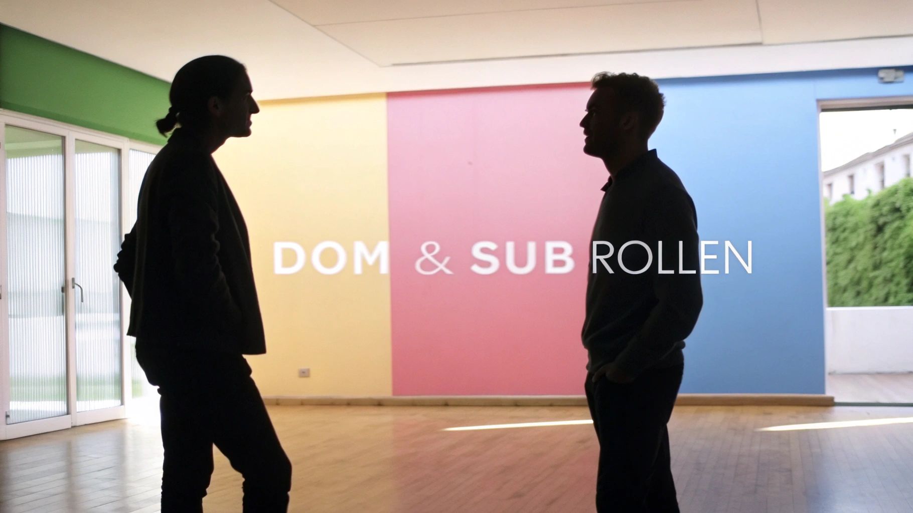 Een hand met een leren handschoen reikt zachtjes naar een andere hand, wat de dynamiek van vertrouwen en controle binnen BDSM-rollen symboliseert