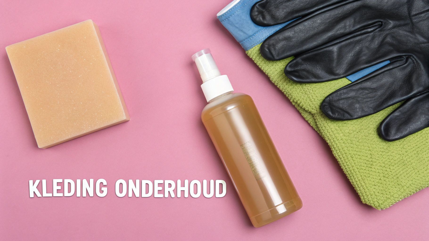 Een close-up van iemand die een leren kledingstuk schoonmaakt.