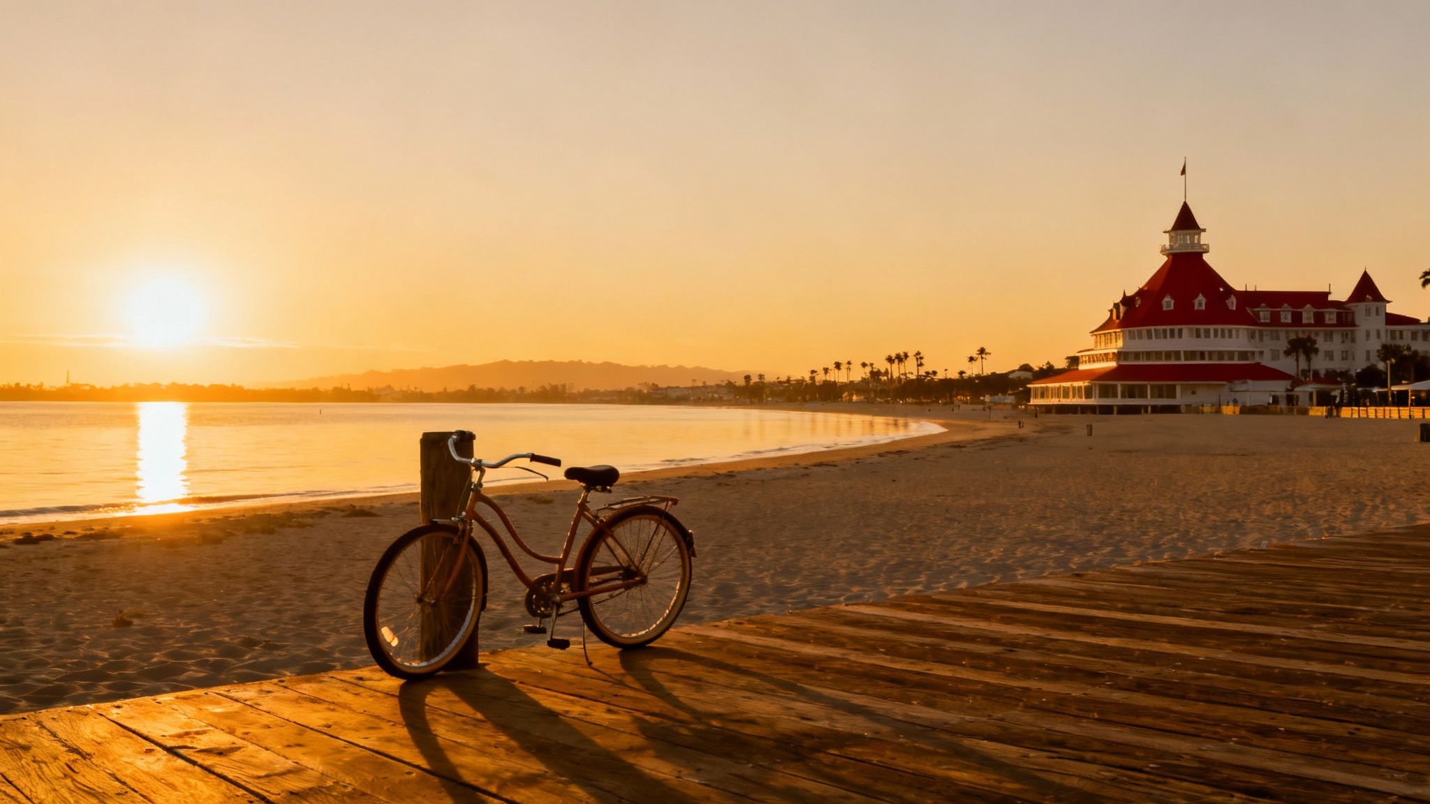 Coronado Island Beach &amp; Hotel del Coronado