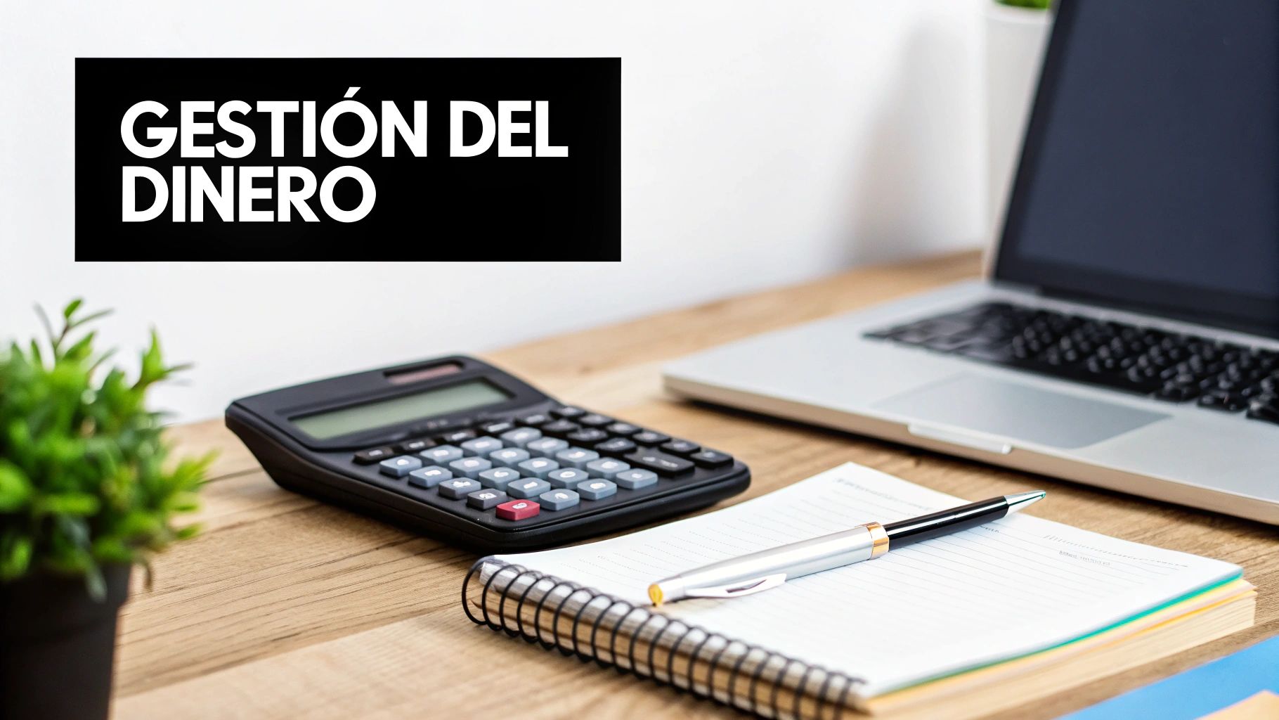 Persona sentada en un escritorio con un portátil y un teléfono, analizando datos y realizando apuestas deportivas.