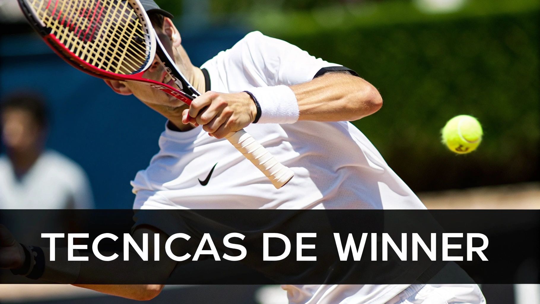 Rafael Nadal celebrando un punto decisivo en un partido de tenis.