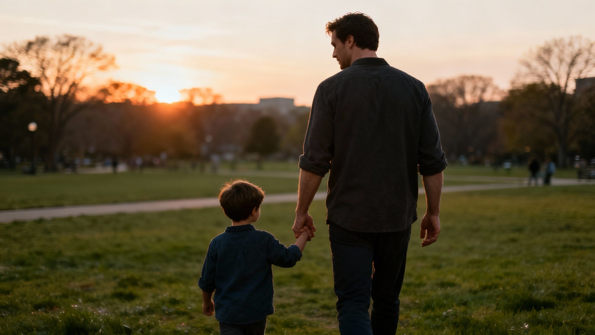 Una madre y un padre enfocados en su hijo, simbolizando el interés superior del niño durante un divorcio.