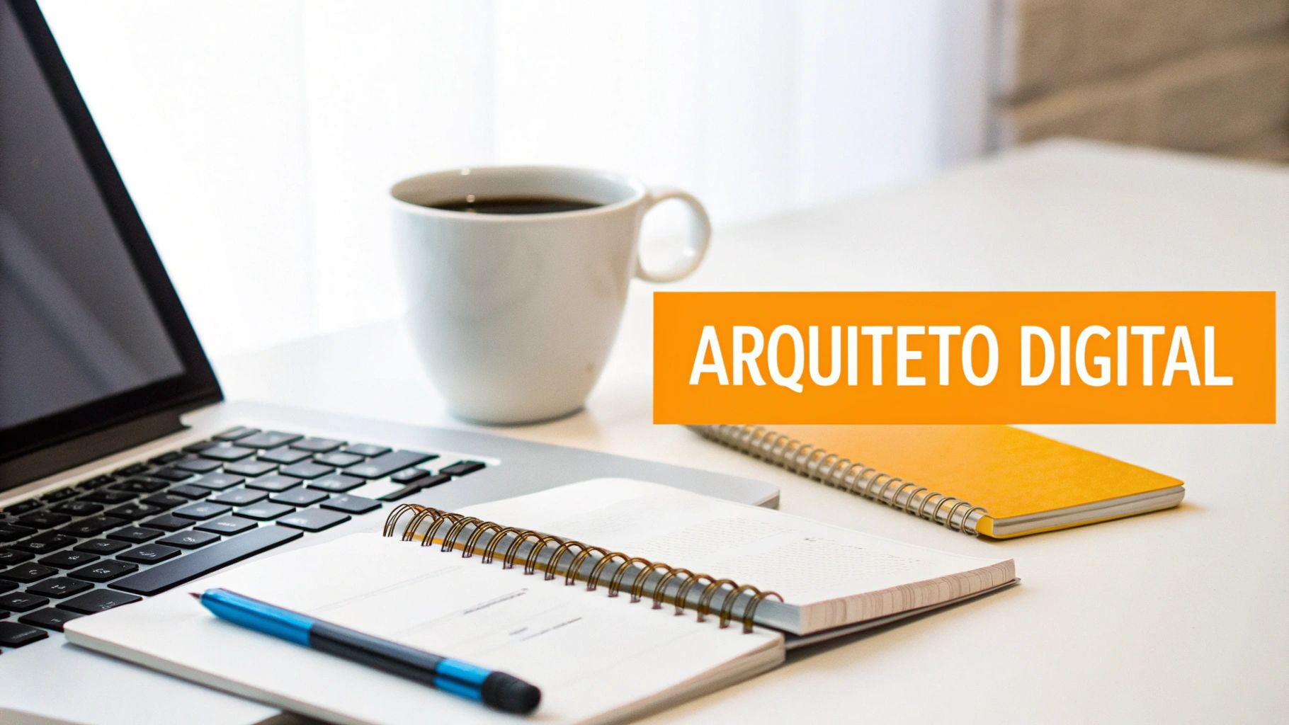 Mesa de trabalho limpa com laptop aberto, xícara de café, cadernos e uma caneta, destacando o texto "ARQUITETO DIGITAL".