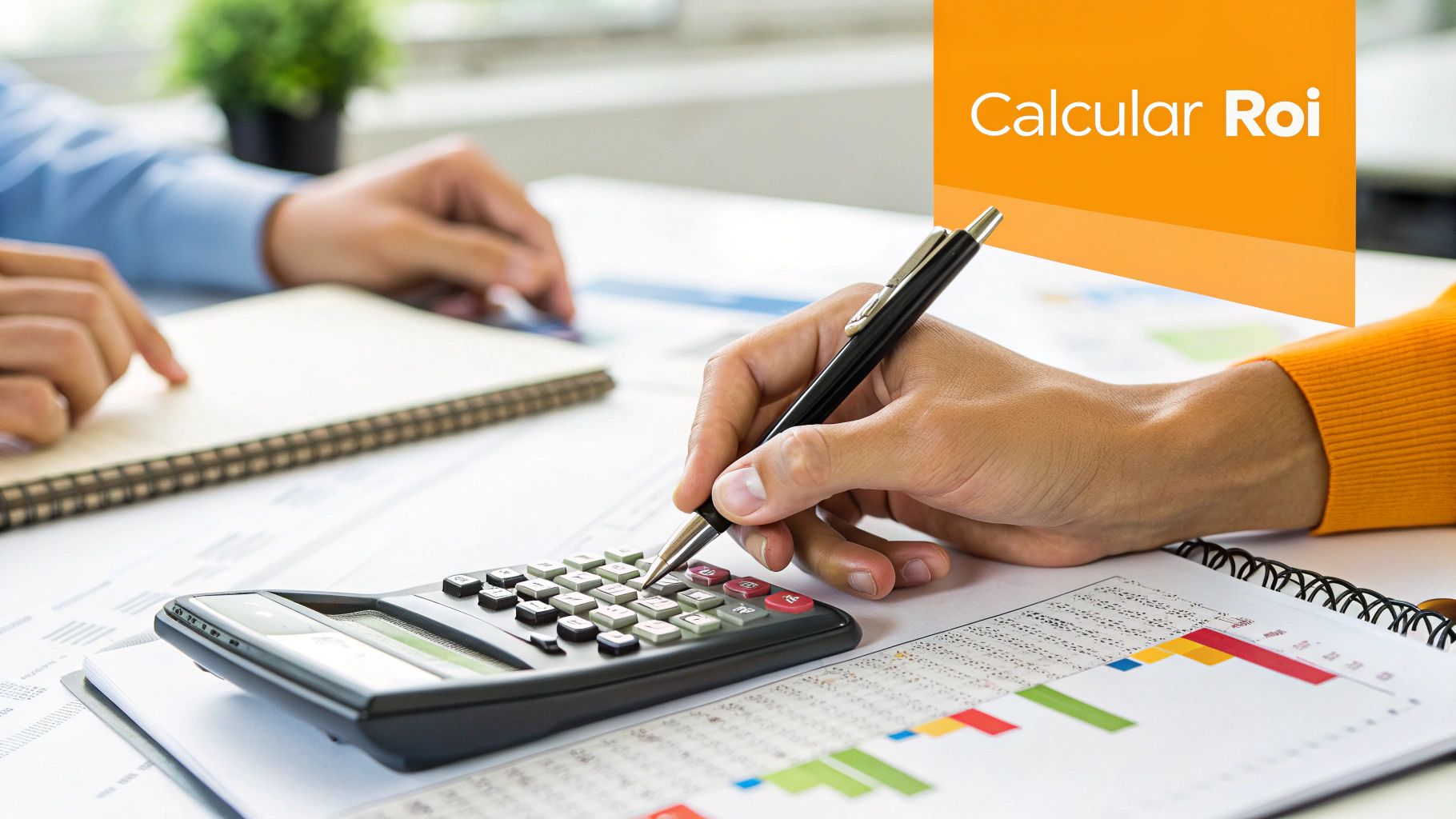 Duas pessoas calculando o ROI em um escritório, usando uma calculadora e analisando gráficos.