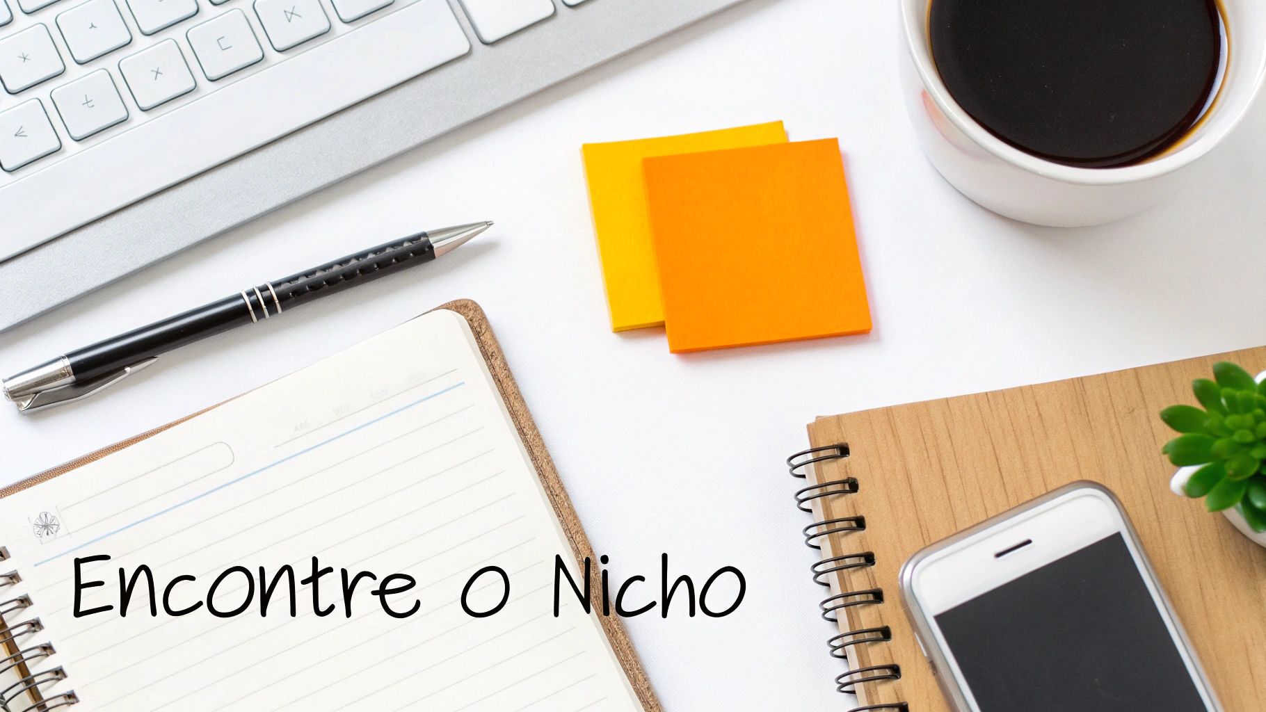 Mesa de escritório com teclado, caneta, notebooks, café, celular e a frase 'Encontre o Ninho' em destaque.