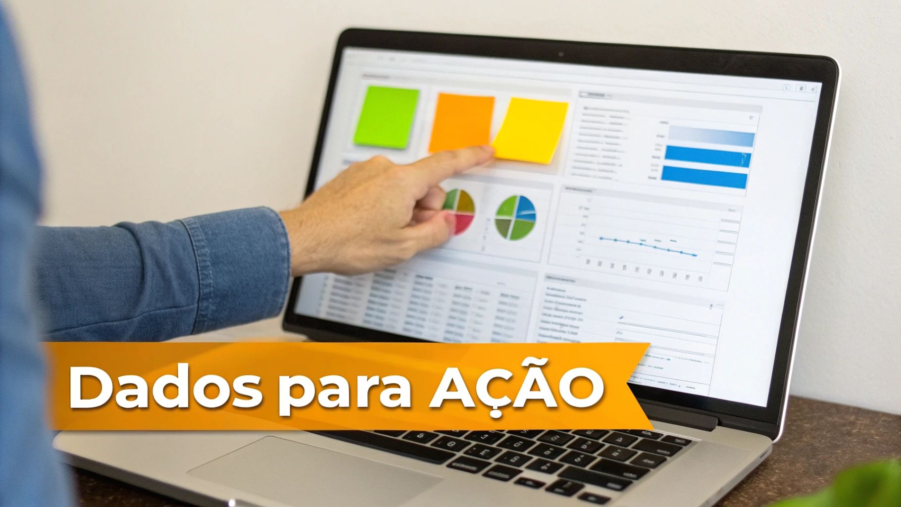 Mão de pessoa interagindo com laptop mostrando gráficos de dados, anotações coloridas e o texto 'Dados para AÇÃO'.