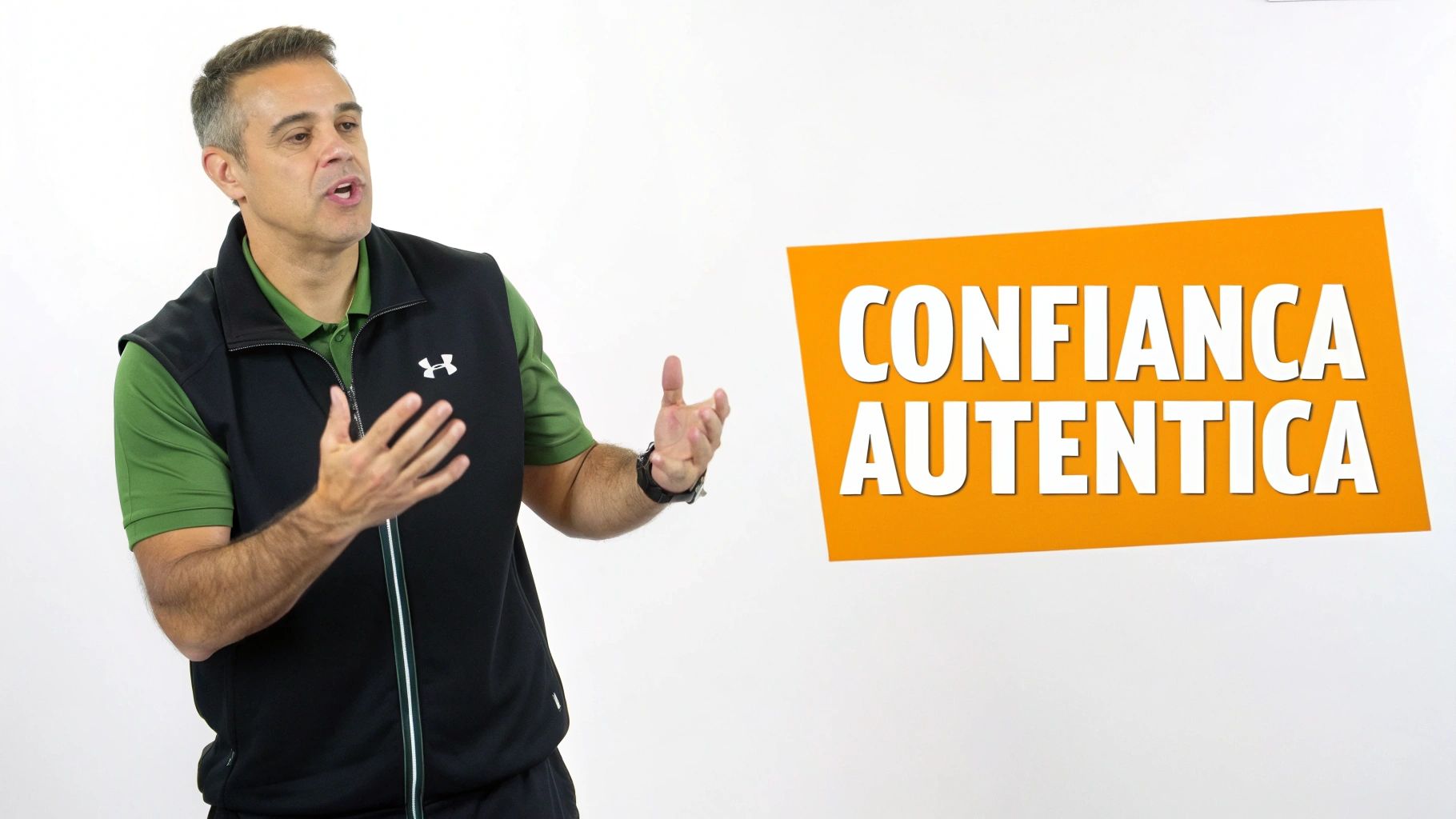Homem gesticulando enquanto fala, com a frase 'CONFIANÇA AUTÊNTICA' em um painel laranja.