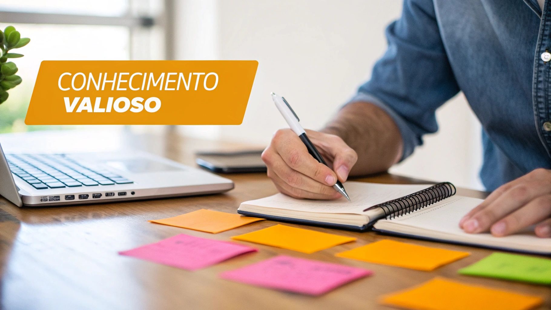 Pessoa escrevendo em um caderno com um laptop e notas adesivas coloridas, com texto "Conhecimento Valioso".