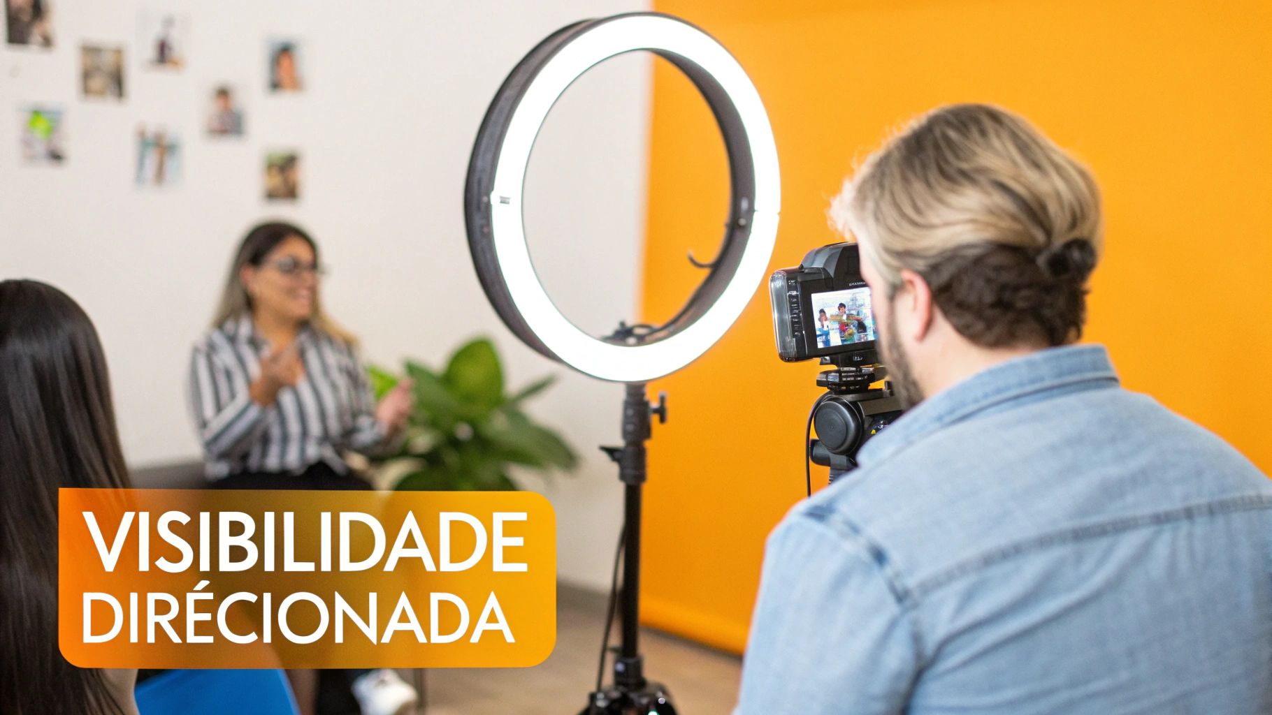 Pessoa filmando uma entrevista com ring light e câmera, criando conteúdo para redes sociais com visibilidade direcionada.