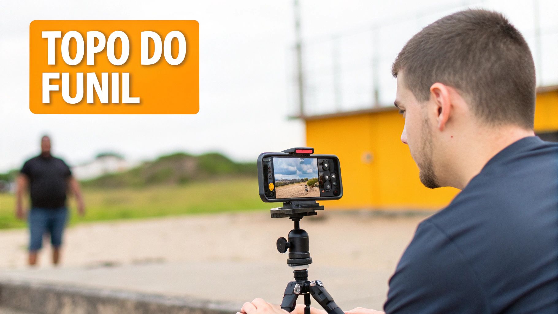 Um homem filma com um smartphone em tripé, com a frase 'TOPO DO FUNIL' em destaque, ao ar livre.