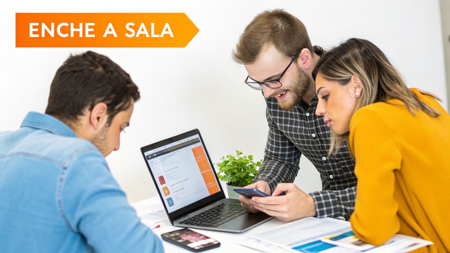 Três colegas colaboram em um escritório moderno, usando laptops e telefones, focados em um projeto.