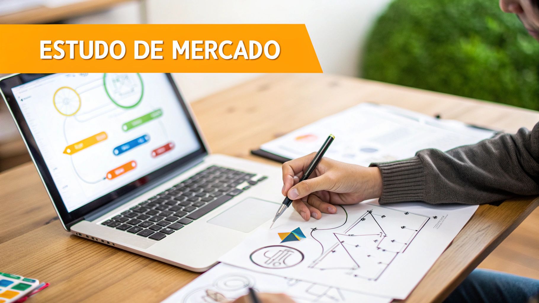 Pessoa analisando dados em laptop e fazendo anotações para estudo de mercado, com foco em planejamento e gráficos.