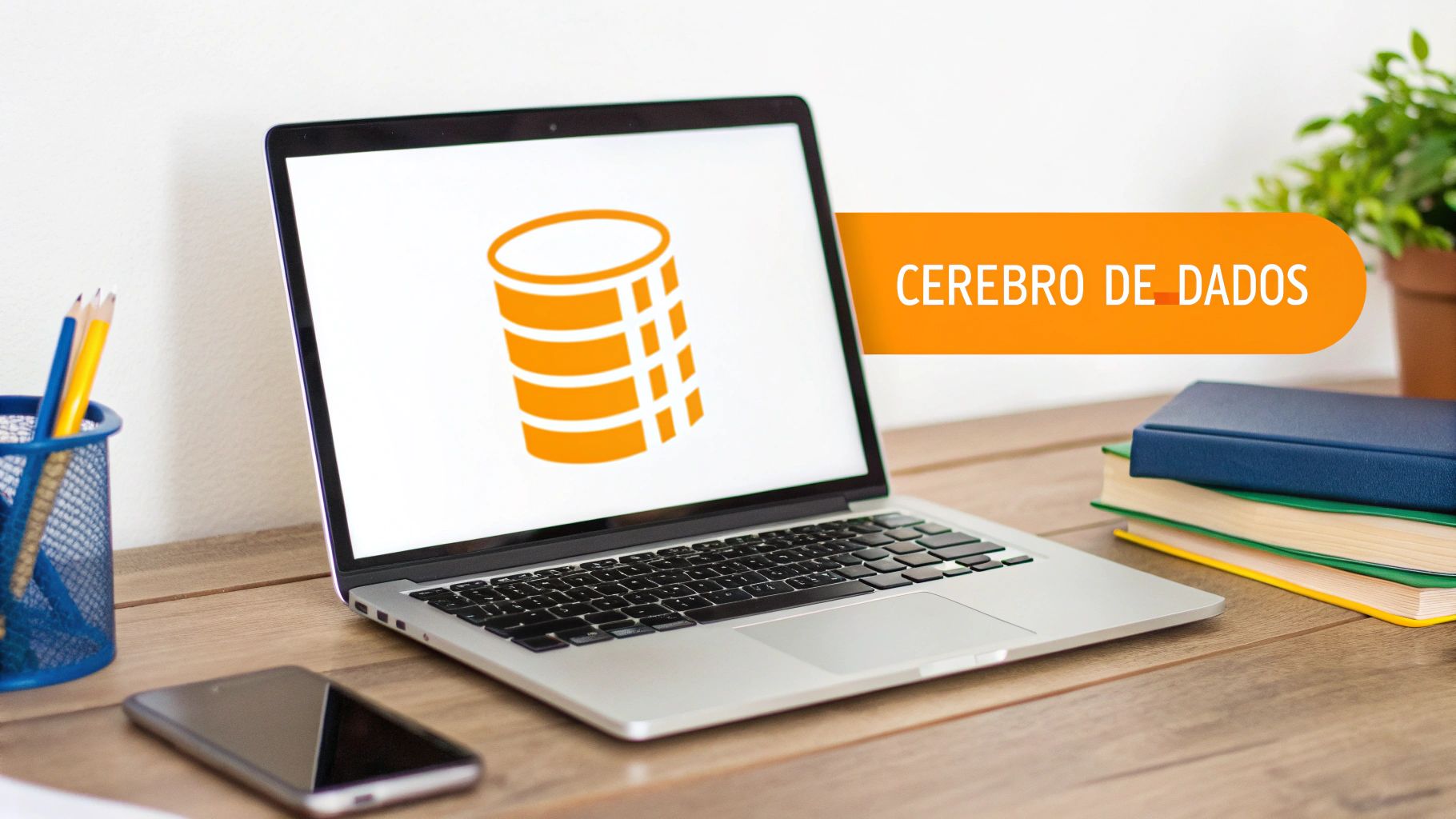 Laptop em mesa de escritório com ícone de banco de dados e banner 'CEREBRO DE DADOS', ideal para gestão empresarial.