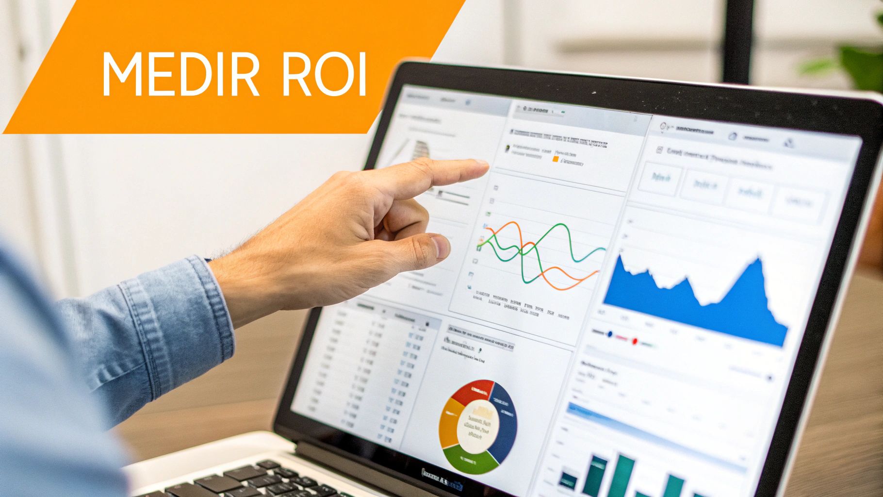 Mão apontando para um laptop exibindo gráficos e dados financeiros, com banner laranja escrito "MEDIR ROI".