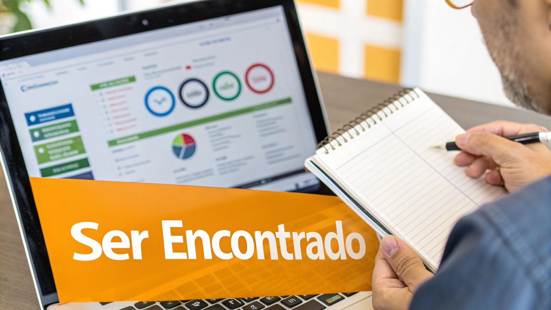 Homem analisando dados em um laptop e fazendo anotações em um caderno, com destaque para a frase 'Ser Encontrado'.