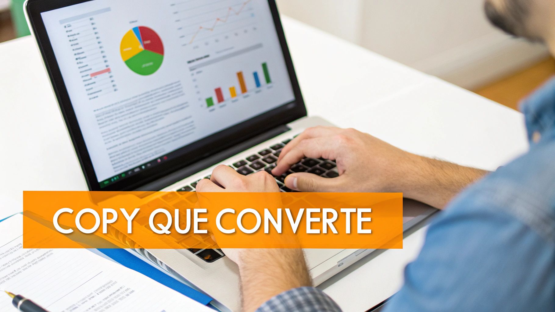 Pessoa digitando em laptop com gráficos de análise de dados, com a frase 'COPY QUE CONVERTE' em destaque sobreposta.