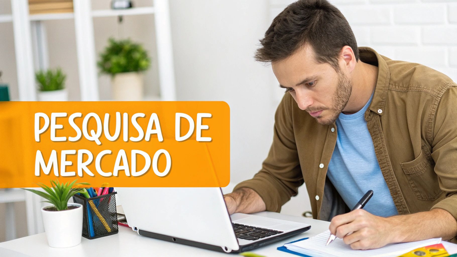 Homem sério fazendo pesquisa de mercado, trabalhando diligentemente em um laptop e anotando em um caderno.