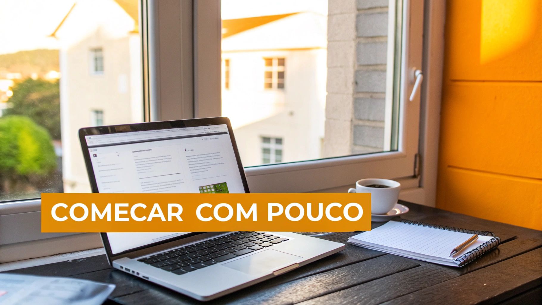 Mesa de trabalho com laptop, xícara de café e caderno, com o texto 'COMEÇAR COM POUCO' em destaque.