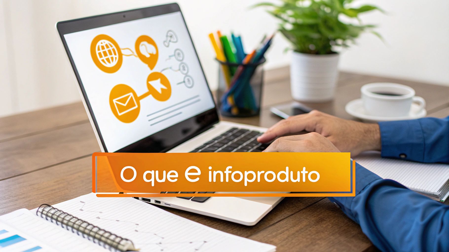 Pessoa trabalhando em laptop com tela de infográficos e o texto 'O que é infoproduto' em destaque.