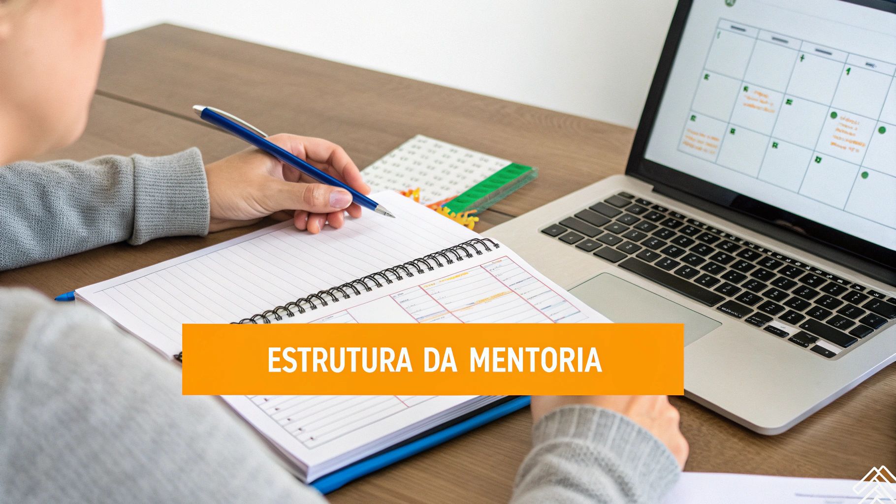 Pessoa escrevendo em caderno com caneta, ao lado de um laptop, em uma mesa de trabalho. Banner: ESTRUTURA DA MENTORIA.