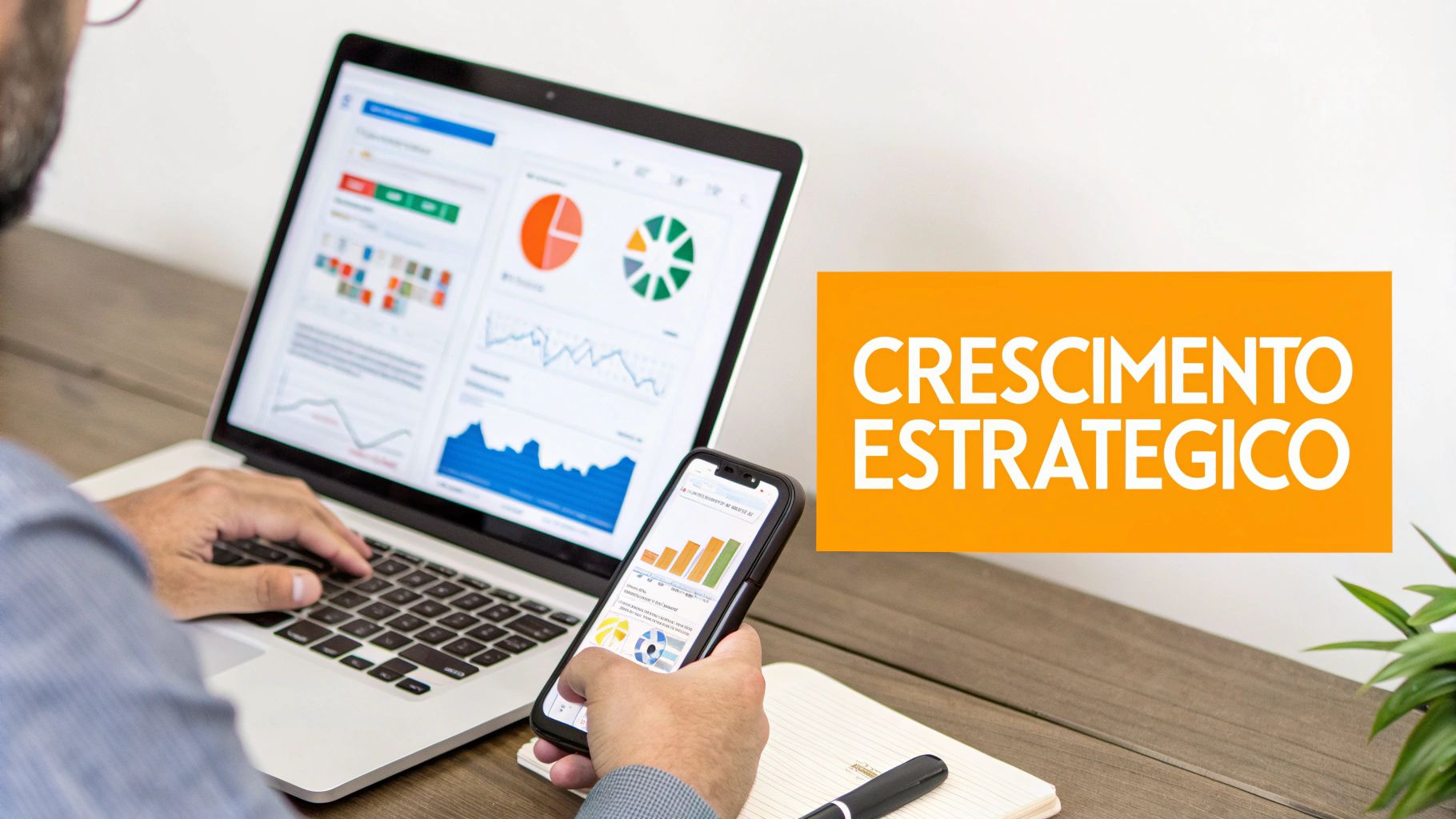 Pessoa analisando dados de negócio em laptop e smartphone, com o texto 'Crescimento Estratégico' em destaque.
