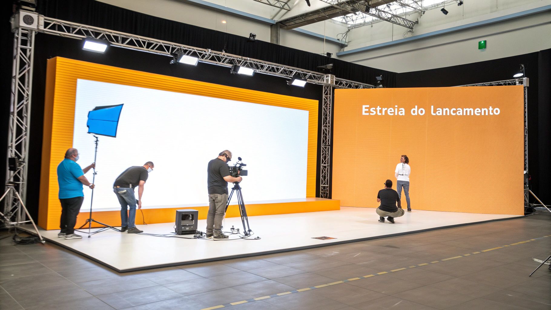 Uma pessoa a trabalhar num computador portátil, representando a execução de um lançamento digital.