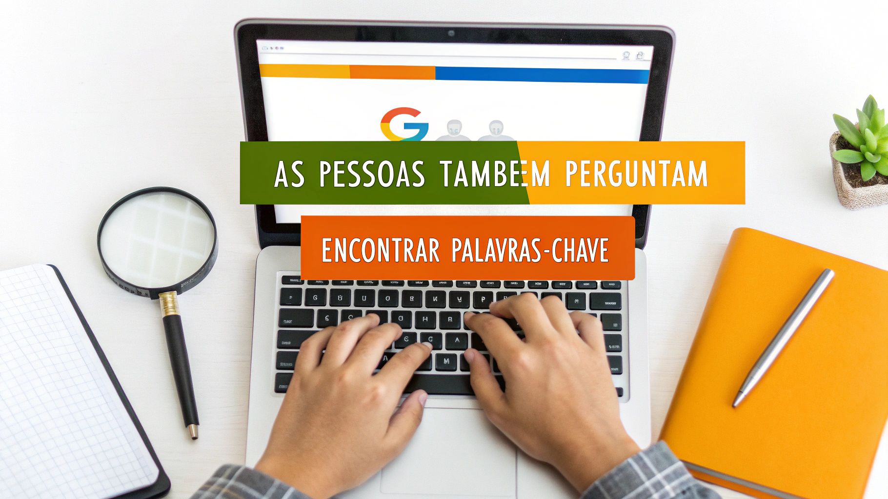 Mãos digitando em laptop com tela Google, mostrando 'As pessoas também perguntam' e 'Encontrar palavras-chave'. Ideal para SEO.