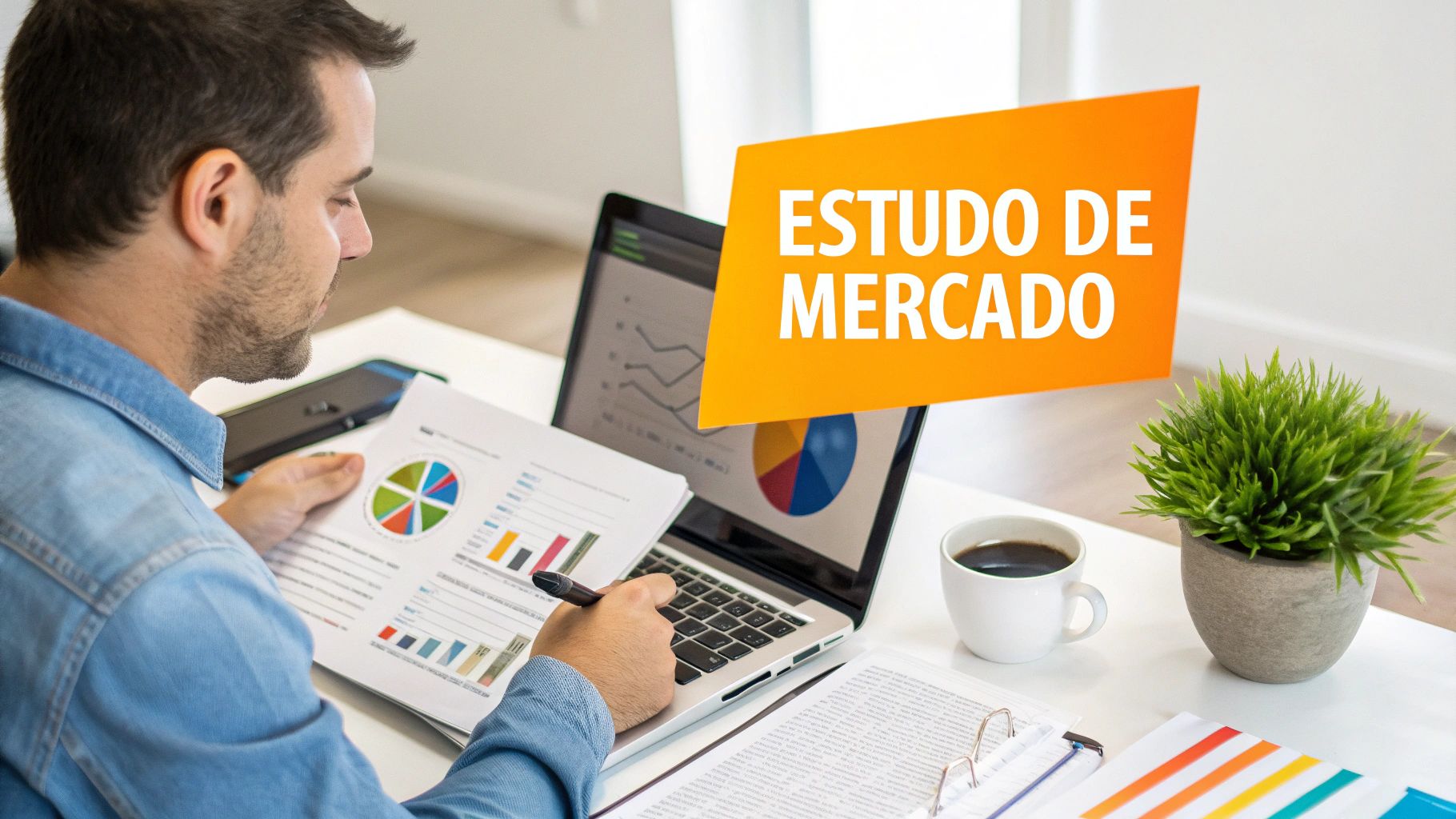 Homem revisa documentos de estudo de mercado com gráficos e laptop, um banner exibe 'ESTUDO DE MERCADO'.