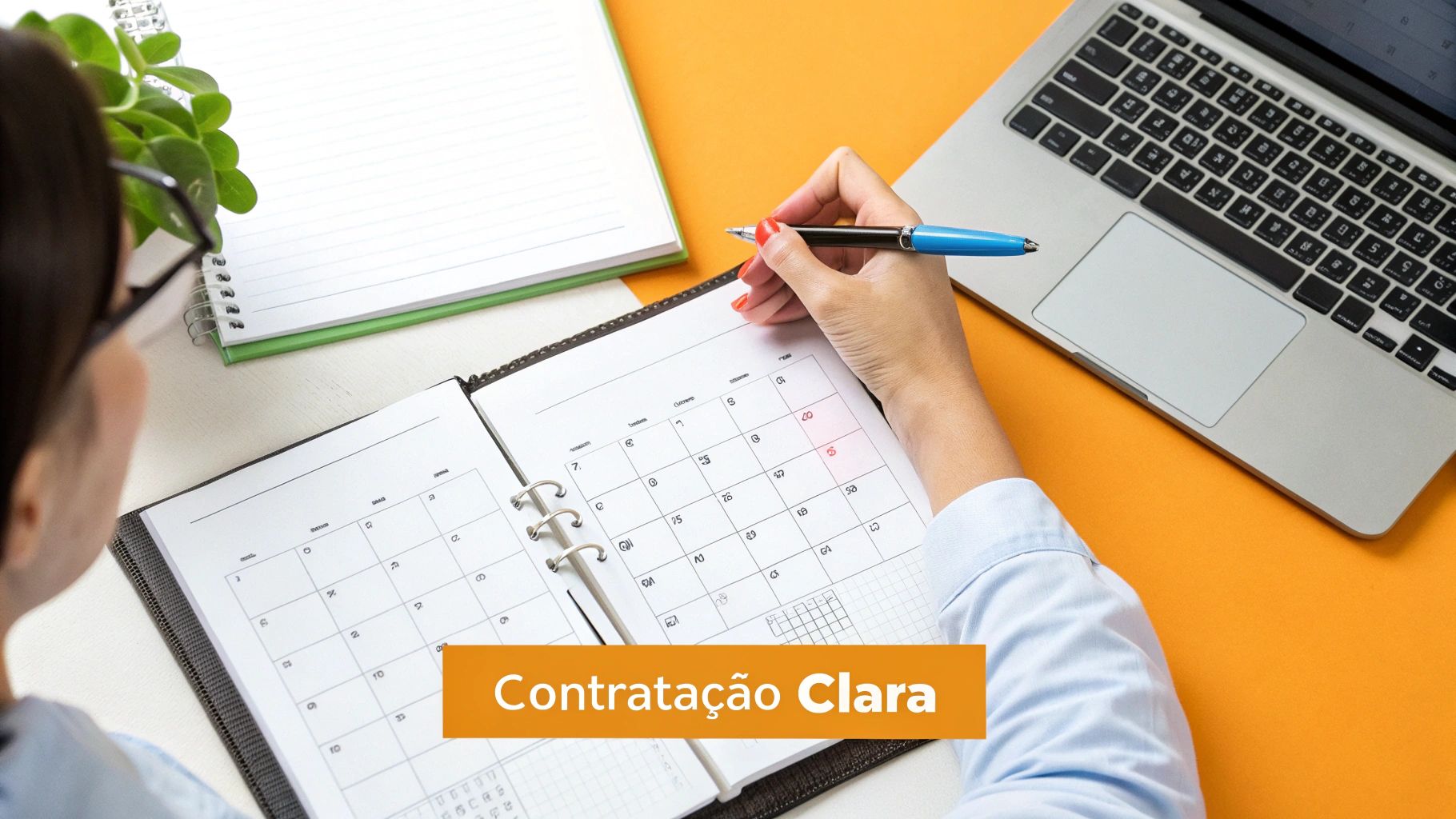 Pessoa com óculos planejando em um calendário com caneta, laptop e bloco de notas na mesa. Texto: Contratação Clara.