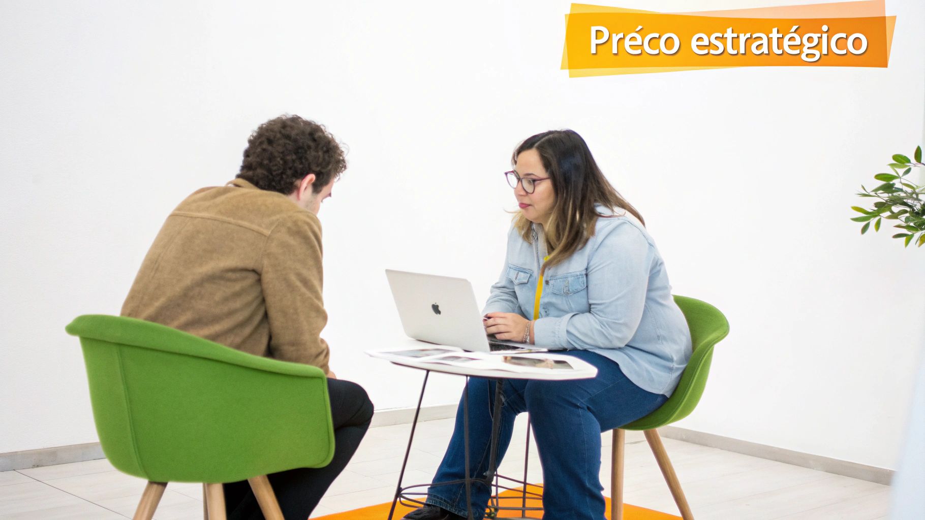 Mulher e homem em reunião de negócios, focados no laptop, discutindo estratégias de preços.