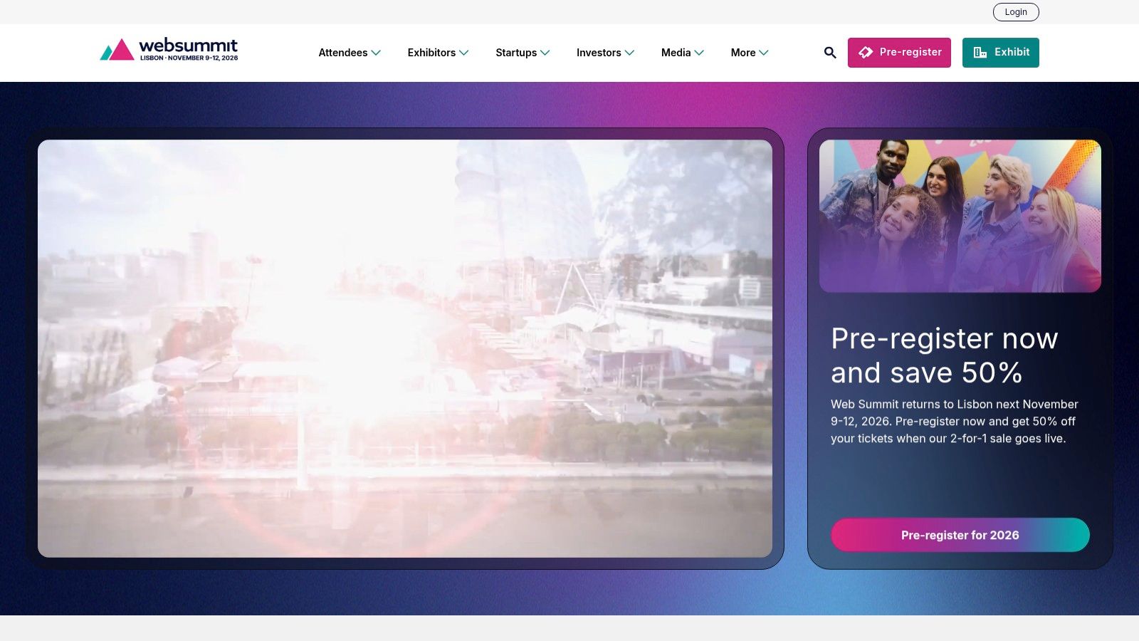 Palco principal do Web Summit em Lisboa, cheio de participantes a assistir a uma apresentação.