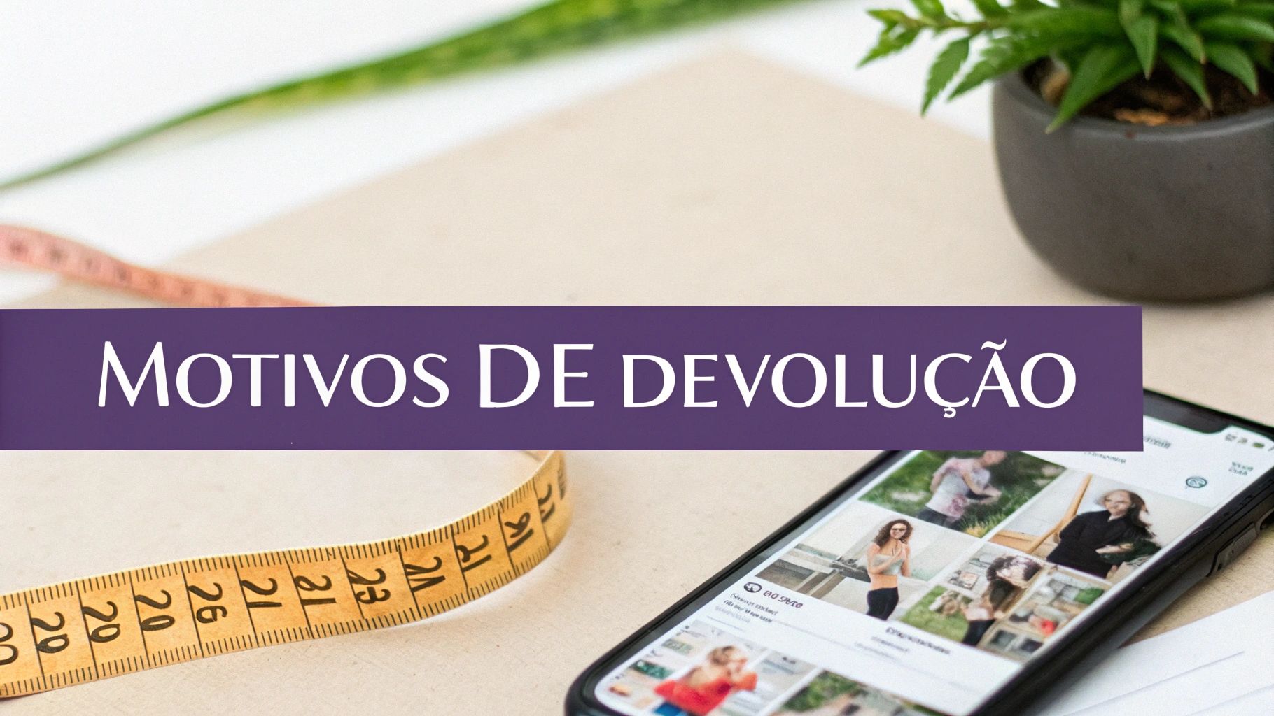 Uma pessoa inspecionando uma peça de roupa com uma lupa, simbolizando a análise detalhada das causas de devolução.