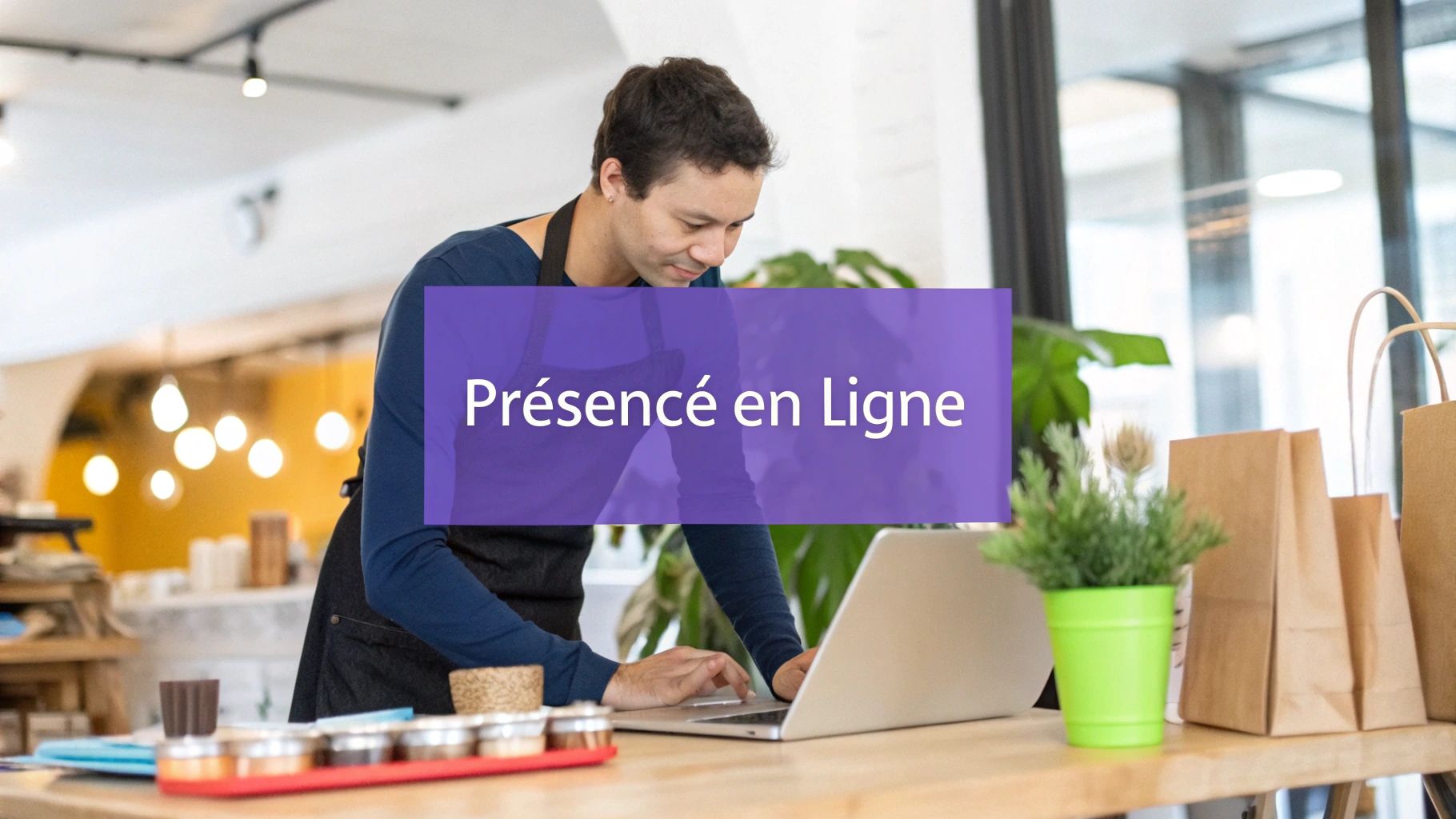 Un commerçant utilise un ordinateur portable au comptoir de son magasin. Surimpression : Présencé en Ligne.