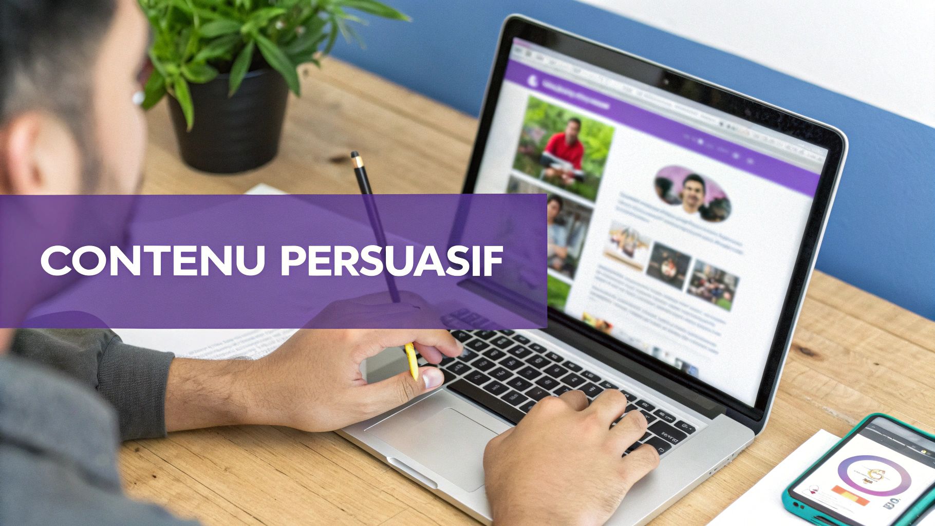 Personne rédigeant du contenu persuasif sur un ordinateur portable, avec un téléphone et une plante sur le bureau.