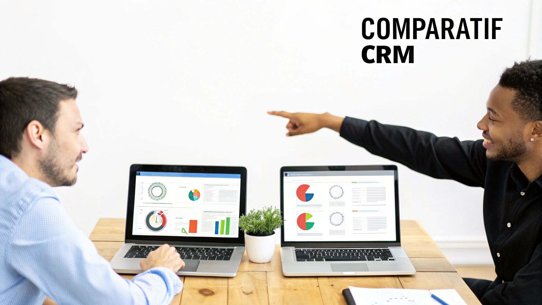 Deux hommes analysent des données sur des ordinateurs portables devant l'inscription "COMPARATIF CRM".