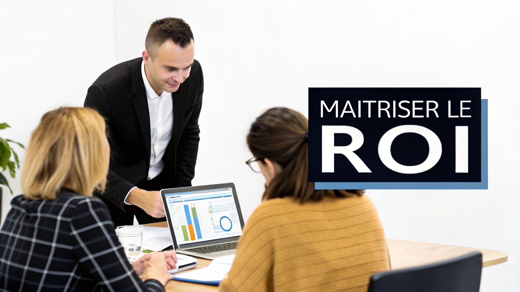 Trois professionnels en réunion, un homme expliquant des données ROI sur un ordinateur portable à deux femmes.