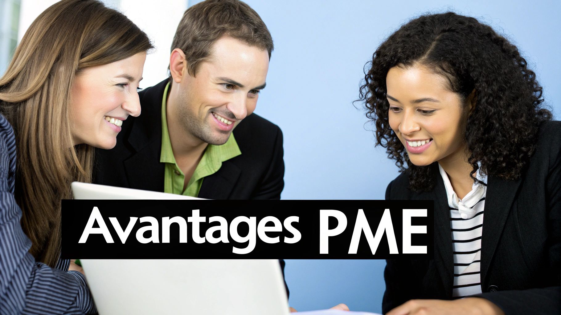 Trois professionnels souriants, deux femmes et un homme, regardent un ordinateur portable. Le texte « Avantages PME » est affiché.