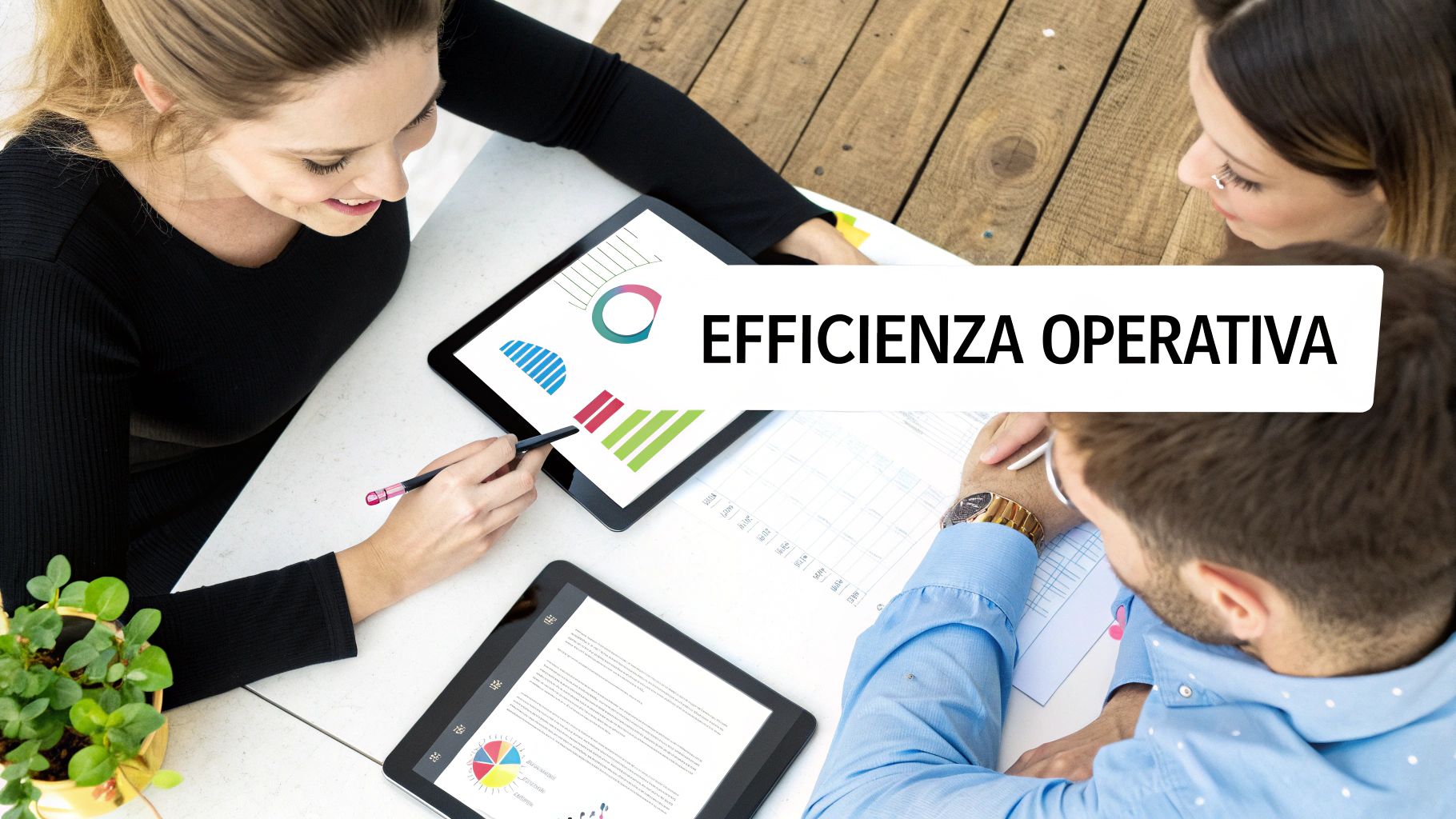 Due professionisti analizzano grafici e dati per l'efficienza operativa su tablet e documenti
