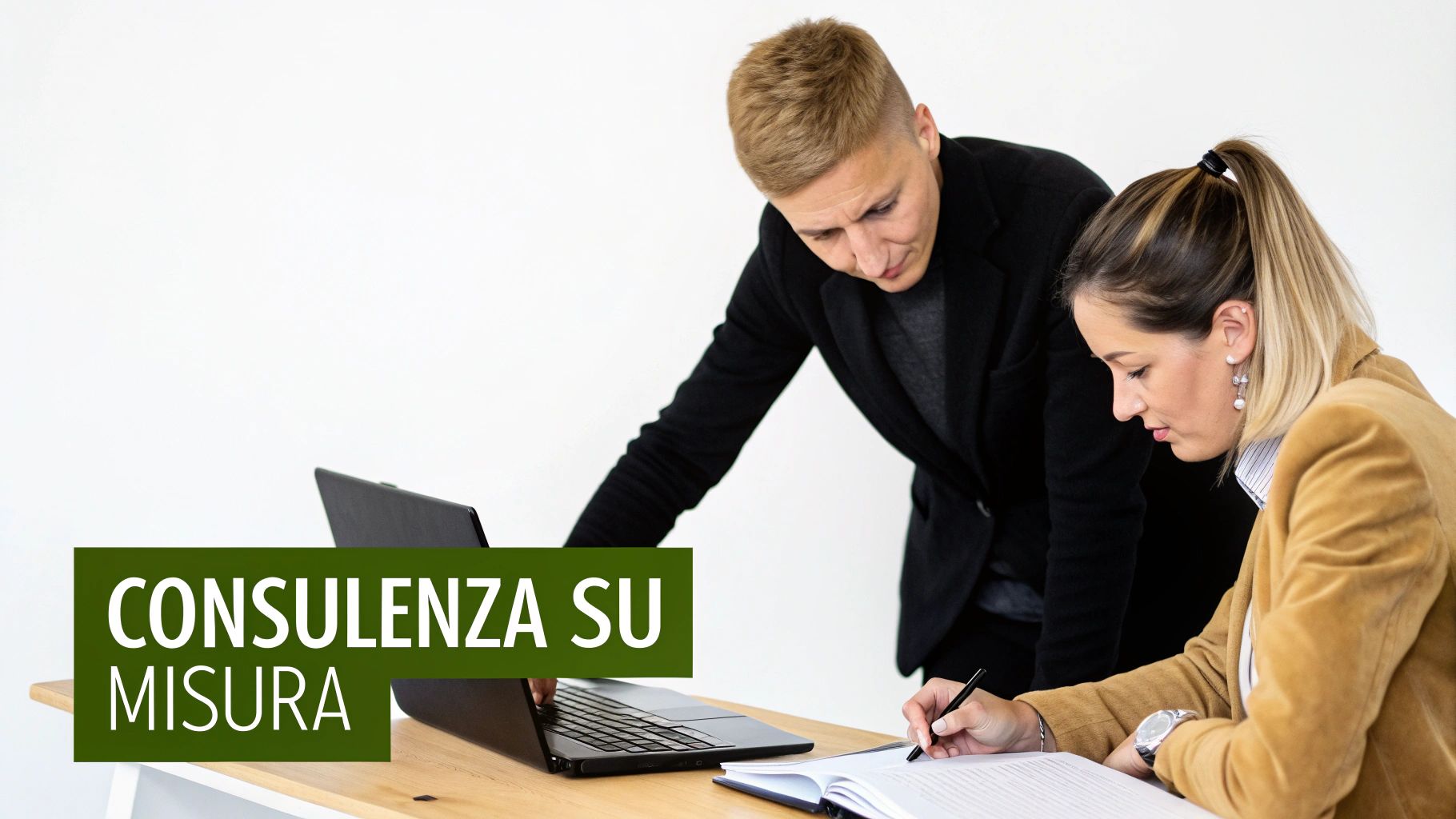Due professionisti che collaborano a un progetto, con il testo 'CONSULENZA SU MISURA' in primo piano.